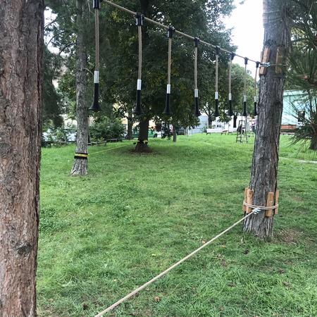 Lanové překážky na stromy montáž v parčíku Brno